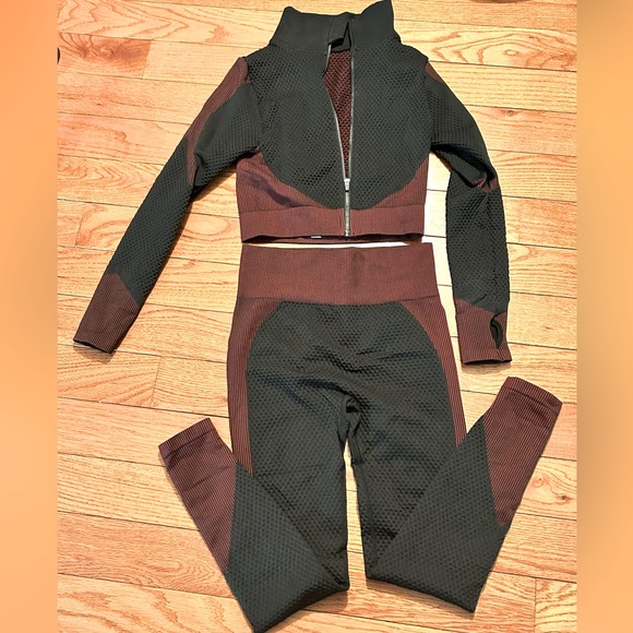 Women 2 Piece Seamless Long Sleeve Zip-up Top & Leggings Size Medium - Picture 1 of 9